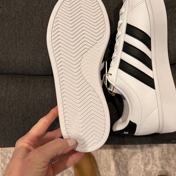 adidas Grand Court 2.0 NEW IN BOX white and Black Sneakers with Classic Design - Picture 4 of 4